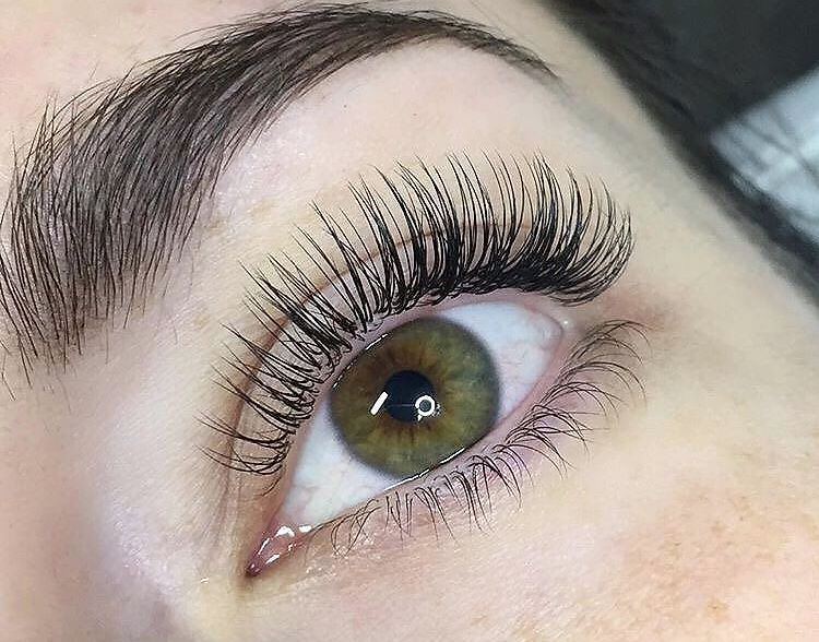 Classic eyelash extensions - natural mascara look