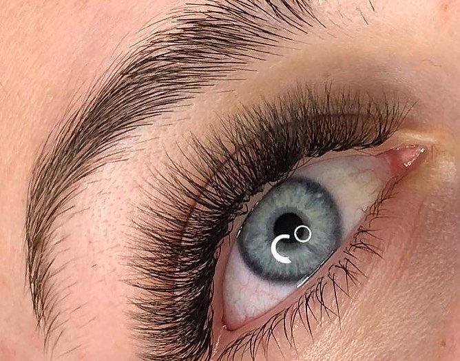 Hybrid eyelash extensions - natural volume look